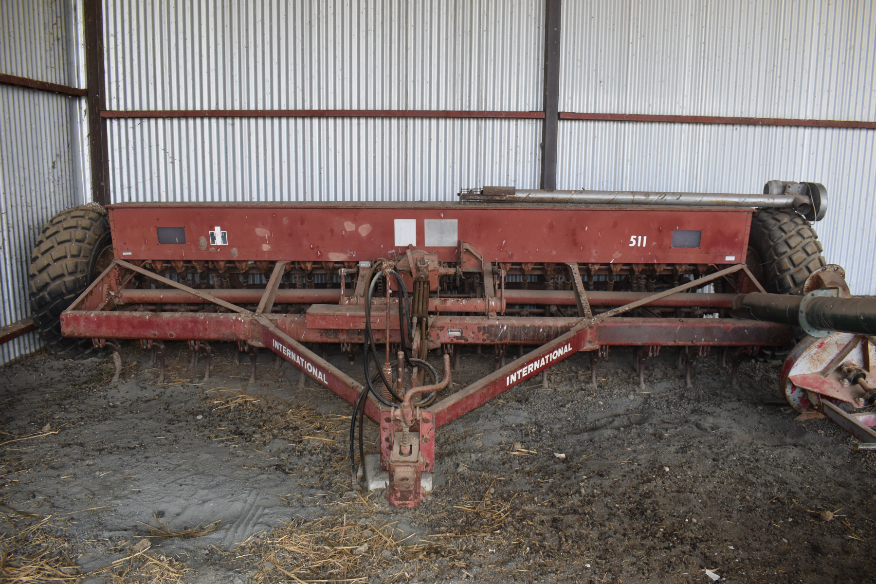 Lot 48 - International 511 combine | AuctionsPlus