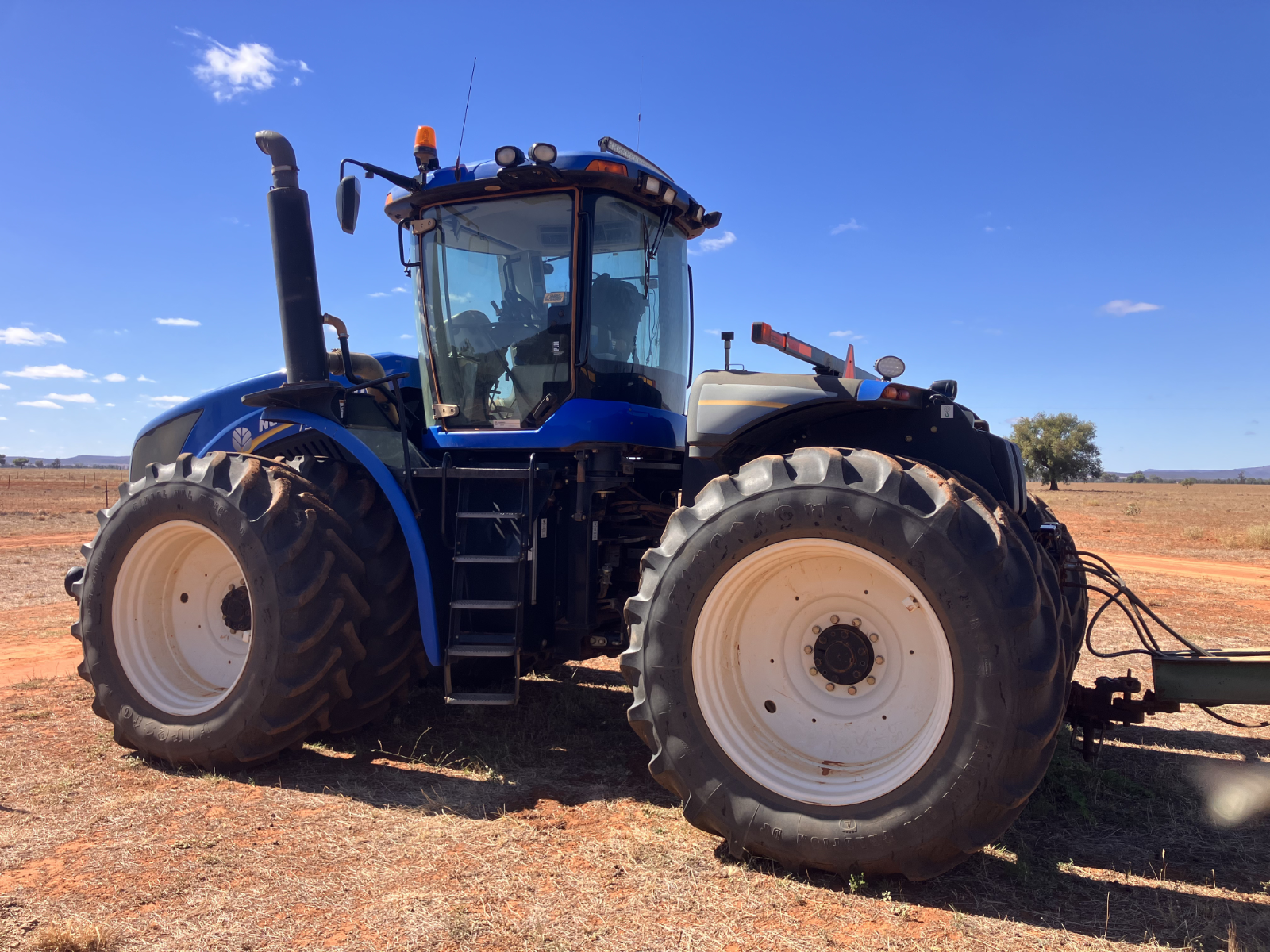 Lot 118 - New Holland Tractor | AuctionsPlus
