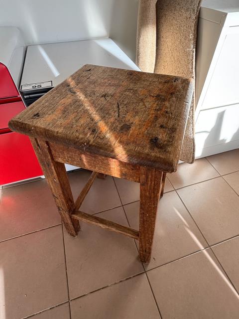 101 · Timber Stool & Floor Rug (Used)