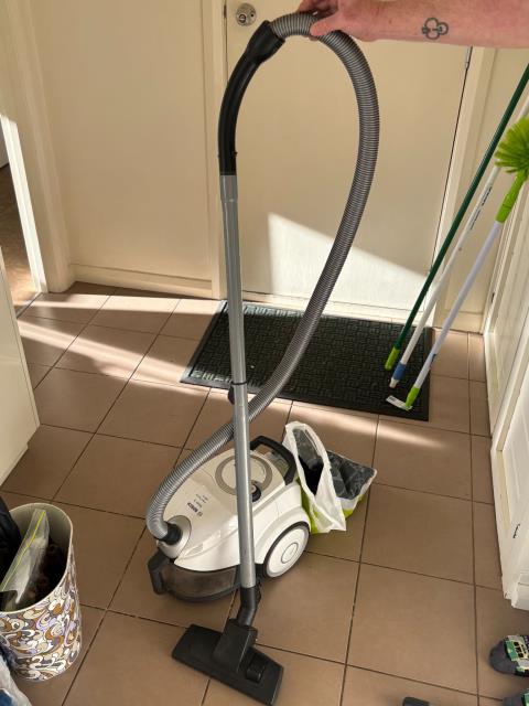 102 · Tineco Cordless Vacuum Cleaner & Bosch Vacuum Cleaner (Used)