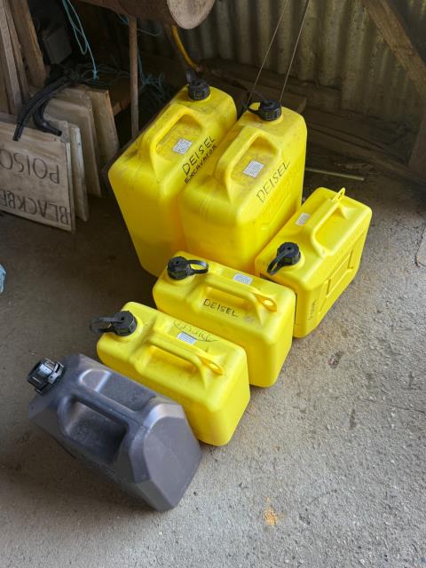 008 · Fuel Containers Plastic x 6 (Used)