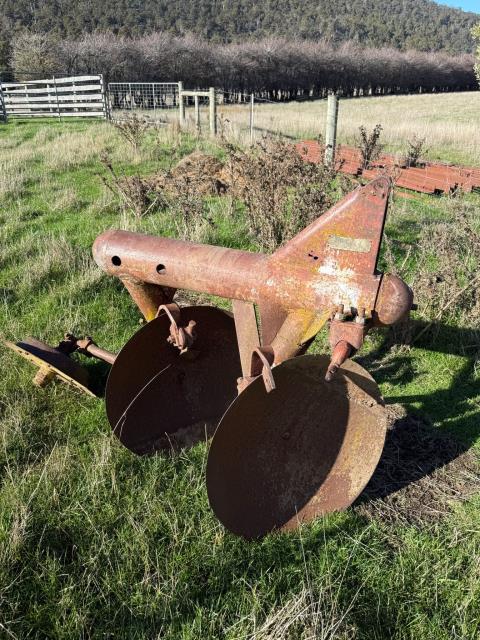 057 · Massey Ferguson 2 Disc Plough (Used)