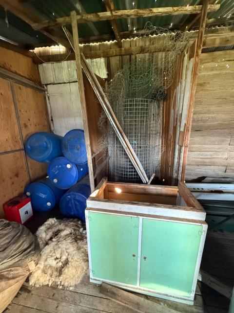 061 · Contents of shed - inc Plastic Drums, Mesh, Flat & Roofing Iron & Wire Netting (Used)