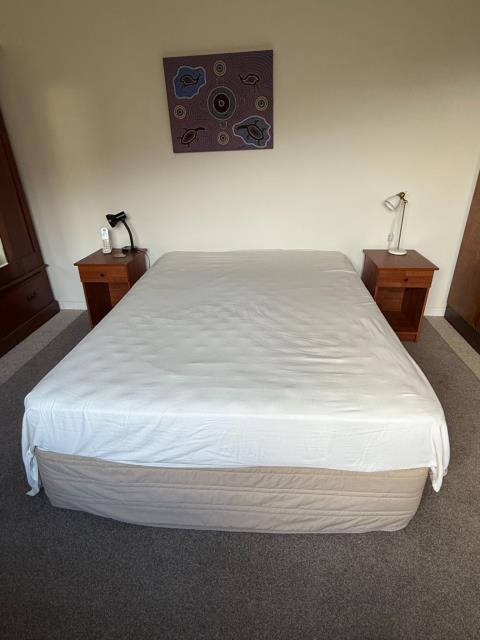 071 · Queen Size Bed, Bedside Tables & Lamps (Used)