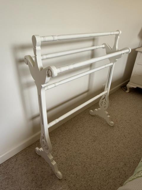 077 · Towel Rack & Rug (Used)