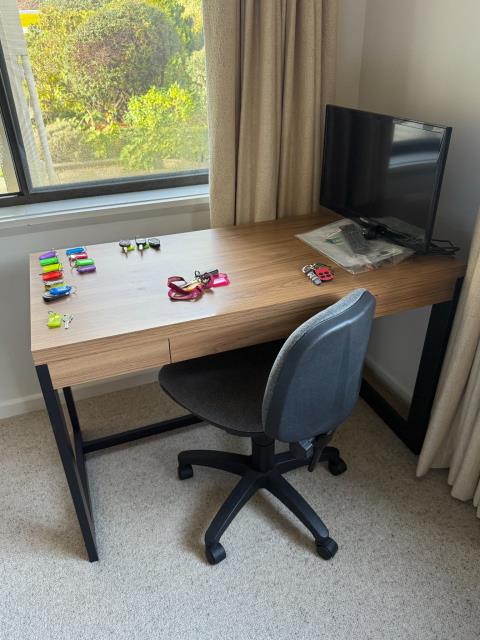 082 · Office Desk, Chair & Hisense TV (Used)