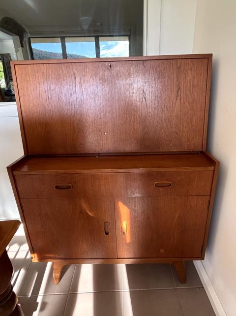 092 · Writing Desk & Magazine Rack (Used)