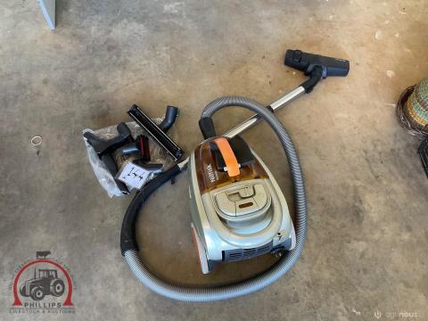 144 · Nilfisk Meteor Vacuum Cleaner