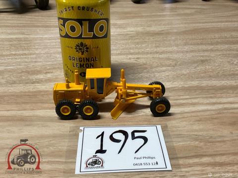 195 · Model: John Deere 772B Grader