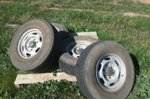 042 · 4 X Ford Tyres & Rims