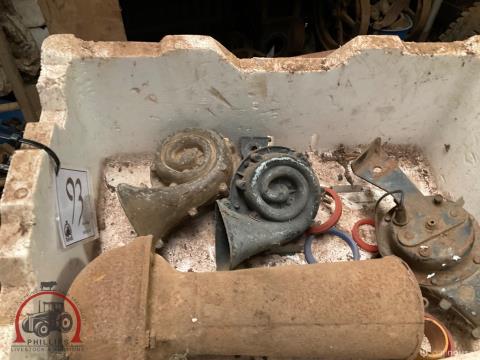 093 · Assorted Vintage Car Horns (Used)