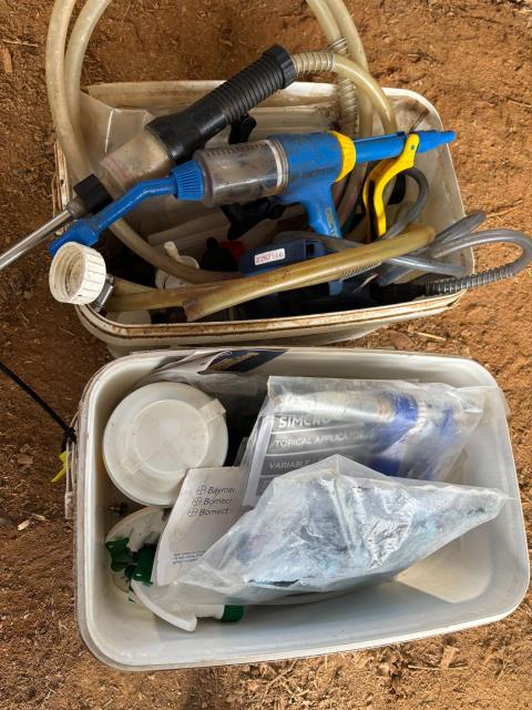 Lot 140 · Drench Guns & Vaccine Applicators