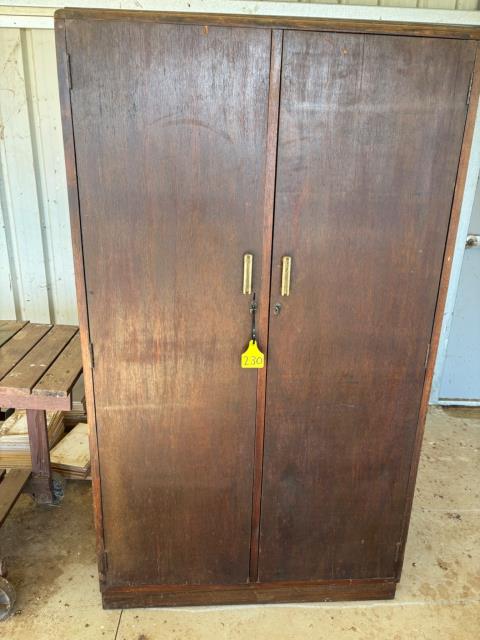 Lot 230 · Cupboard & BBQ