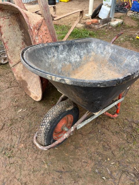 Lot 171 · 2 x wheel barrow