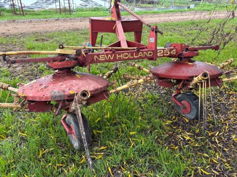 Lot 180 · New Holland 3PL Tedder Rake