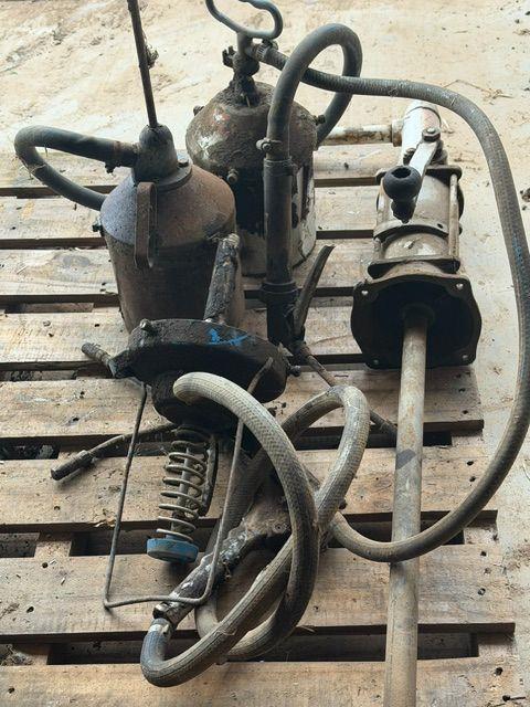 Lot 260 · Grease Guns