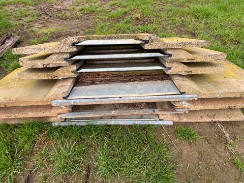 Lot 186 · 6 x various concrete bay outlets