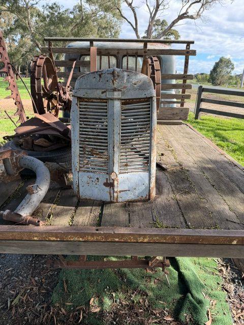 Lot 274 · Grey Ferguson Bonnet