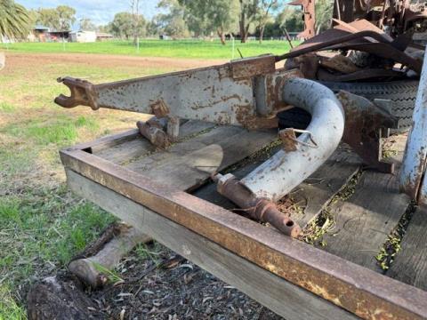 Lot 275 · Grey Ferguson lifter