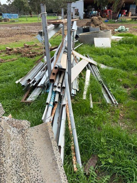Lot 276 · Metal & stand