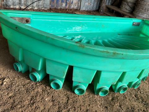 Lot 83 · Polymaster 12 teat calf feeder