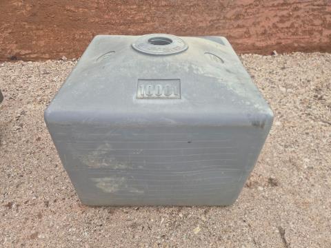 Lot 115 · 1000L Plastic Tank