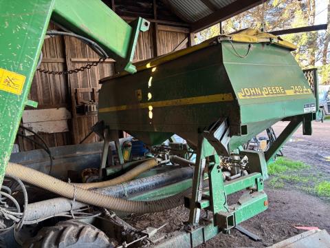 Lot 27 · John Deere 740A 6m Air Seeder