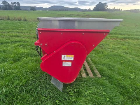 Lot 139 · Iris Fertilizer/Compost Spreader