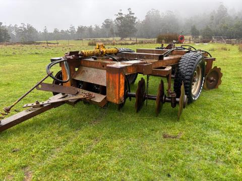 Lot 145 · 16 Plate Wheeled Discs