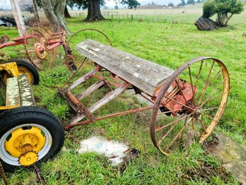 Lot 151 · Drop Spreader