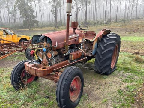 Lot 82 · Fordson Super Major Tractor Parts