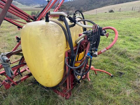 Lot 102 · Hardi 600L Spray Unit