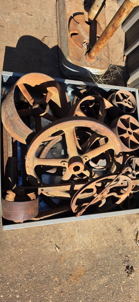 135 · Tray of Assorted Wheels & Axles