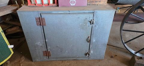 086 · Gal tool boxes - Esky
