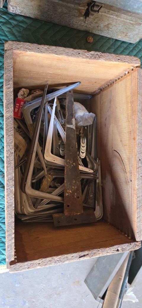 095 · Assortment of Brackets