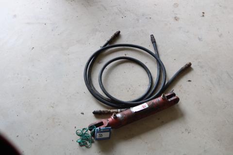 Lot 33 · Hydraulic Ram & Hose