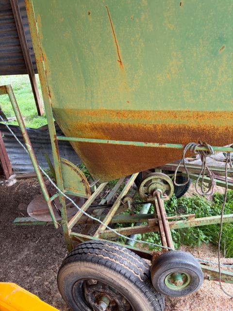 011 · Spreader/Feed out cart