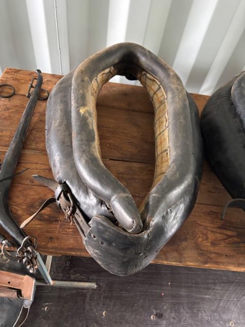 Antique 23'' Heavy Hose Collar + Hames
