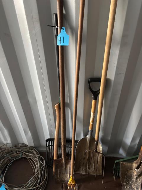 Lot 41 · Gardening tools